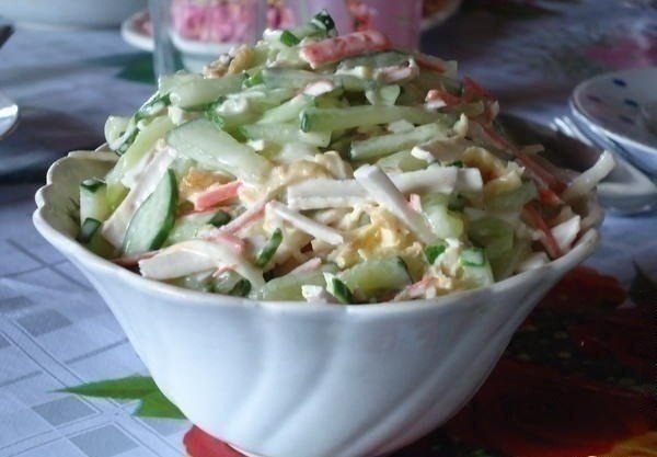 Салат с сыром сулугуни ( косичкой ). Ингредиенты: яйца - 2 шт, огурец свежий - 2 шт, крабовые ...