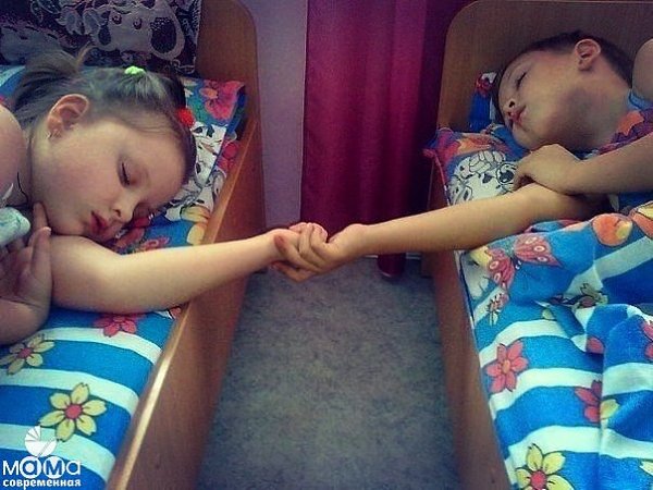 Мам, у нас в садике есть девочка, она мне нравится.Когда был тихий час, я хотел её поцеловать, но ...
