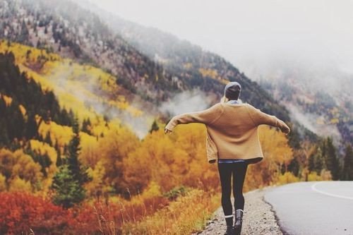 Никогда не бывает поздно, Но бывает «уже не надо», Нету смысла смотреть на звезды, В ожидании ...