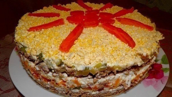 Слоеный салатик.Ингредиенты:-печень куриная или телячья(отварная) -350гр-огурчики маринованные - 1 ...