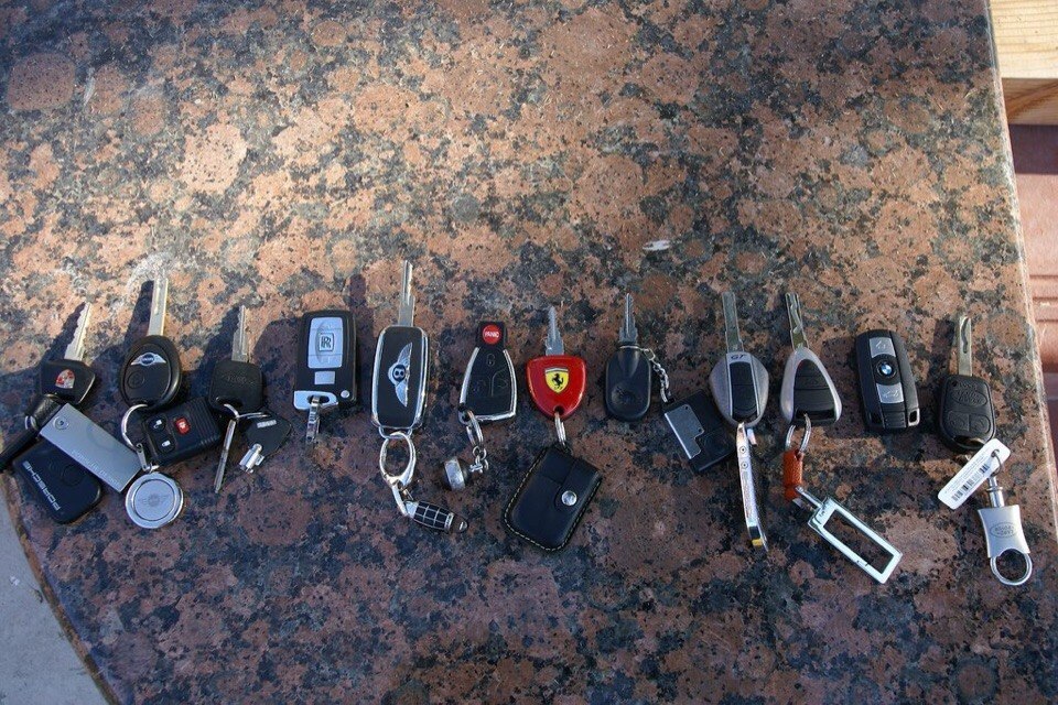 Найден ключ на дороге. Коллекция ключей от машины. Крутые ключи от машин. Ключи от машины много. Куча ключей от авто.