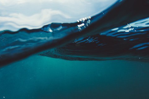 Мне скулы от досады сводит: Мне кажется который год, Что там, где я, — там жизнь проходит, А там, ...