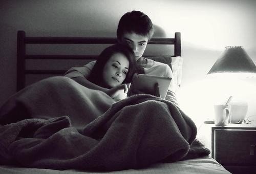 Настоящее счастье гнездится в простом: В том, как он каждый вечер приходит с работы, Как она ...