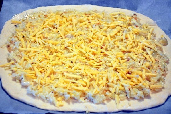 Шаньга с картошкой, сыром и жареным луком.Ингредиенты:Для теста:250 гр муки;15 гр свежих дрожжей;1 ... - 4