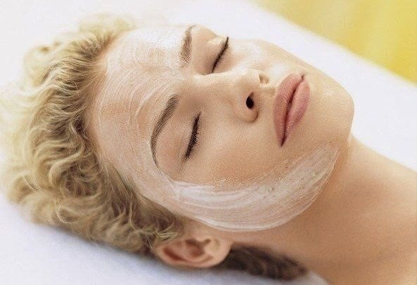 Заботимся о коже лица. Купите в аптеке капсулы с масляным раствором витамина Е, выдавите ...