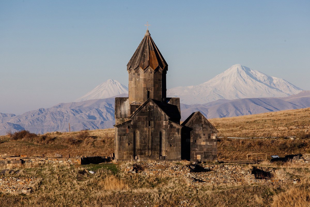 Армянские фотографии. Монастырь Танаат. Церкви древней Армении. Храмовая архитектура Армении. Церковь Анапат Армении.