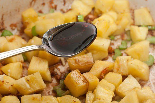 Жареный лосось с ананасами и розовым шампанским.Ингредиенты:Ананас свежий очищенный — 300 гСельдерей ... - 3