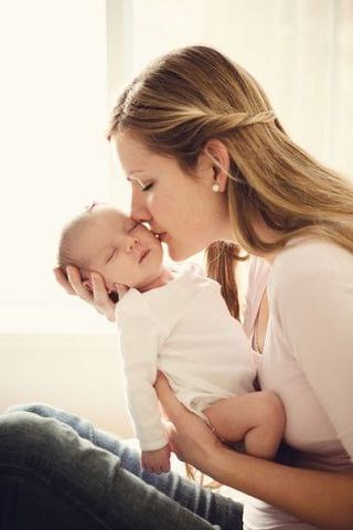 Сыночка крепче обнимая, И запах чувствуя его, Я Бога славлю, что живая… Не надо больше ничего… ...