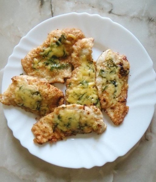 Куриные отбивные под сыром.Ингредиенты:Филе курицы — 2-3 шт.Яйцо куриное — 3-4 шт.Пшеничная мукаСбор ...