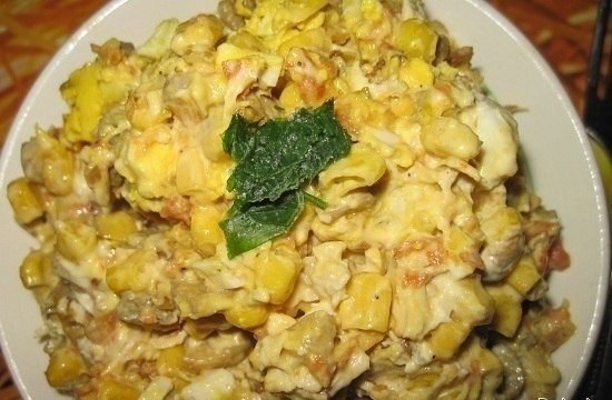 Салат с кукурузой и грибами.Ингредиенты:200 гр филе200 гр грибов шампиньонов1 банка кукурузы150 гр ...