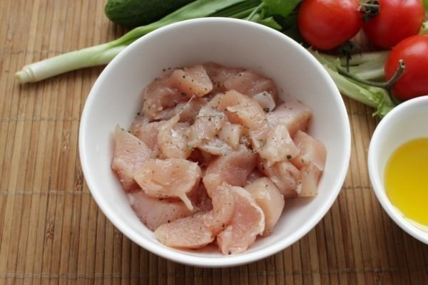 ВКУСНЫЙ САЛАТИК.Ингредиенты: Куриное филе — 1 шт. помидоры — 3-4 шт. Огурцы — 1-2 шт. Листья салата ... - 3
