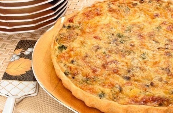 Лоранский пирог с курицей и грибами.Ингредиенты:Масло сливочное — 50 гВода — 3 гСоль — ч.л.Мука ...