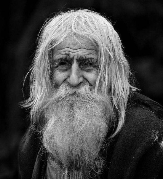 Глупец.Маленький мальчик шёл вприпрыжку по улице, пытаясь поймать маму за руку, и время от времени ...