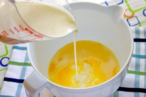 Быстрый заливной пирог с луком и яйцом.Ингредиенты:Кефир (йогурт, сметана) — 400 гМасло сливочное — ... - 2