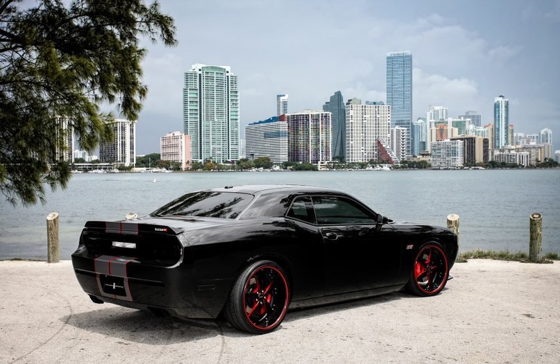 Dodge Challenger SRT8. - 3