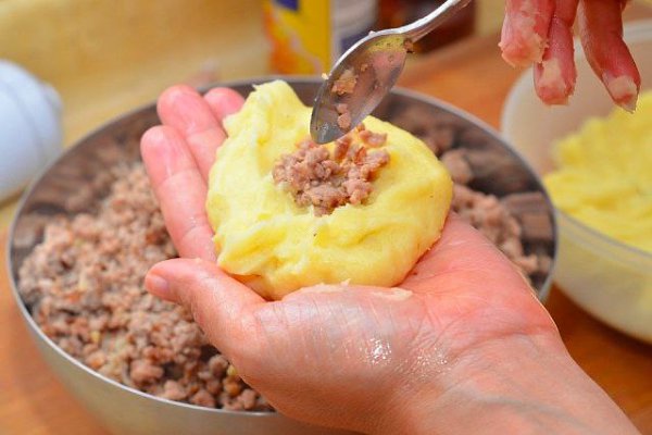 Картофельные зразы.Ингредиенты:Мясной фарш — 500 гКартофель — 7 шт.Лук репчатый — 1 шт.Чеснок — 3 ... - 5