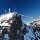 Peak Walk, ���������. ���� ����������� ��������� ����, ������ 107 ������, ��������� ��� ������� ����������� ���� � ��� Scex Rouge � Glacier 3000 � �� ������ 3000 ������. �� ������� �������� ������