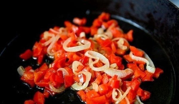 Фриттата по-испански.Ингредиенты:Картофель — 3 шт.Репчатый лук — 1 шт.Болгарский перец красный — 1 ... - 3