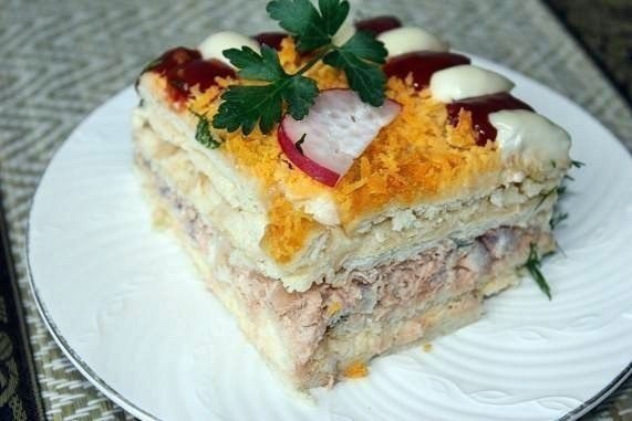 Рыбный салатик - торт с крекерами.Ингредиенты:- 200 - 250 г - соленых крекеров (у меня ушло 36 шт.,а ...