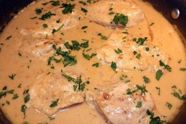 Куриные грудки в сливочном соусе.Ингредиенты:Оливковое масло 1 ст. л.Куриная грудка 6 шт.Соль и ... - 6