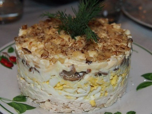 Салат с курицей , грибами и грецким орехом.Ингредиенты:Филе куриное - 150 гЯйца - 2 штГрибы - 100 ...