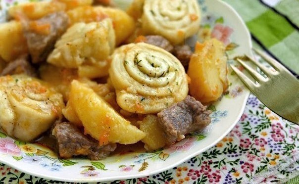 НУДЛИ ПО-УКРАИНСКИ.Ингредиенты:говядина - 500 г (можно любое мясо или птицу)картофель - 1 кглук, ...
