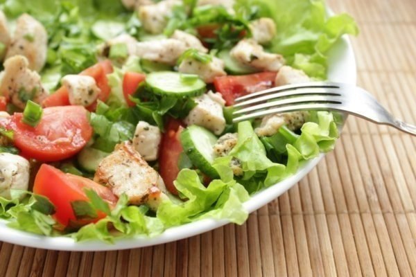 ВКУСНЫЙ САЛАТИК.Ингредиенты: Куриное филе — 1 шт. помидоры — 3-4 шт. Огурцы — 1-2 шт. Листья салата ...