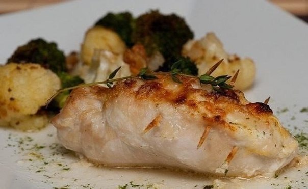 Фаршированные куриные грудки.Ингредиенты:4 куриных грудки240гр консервированных абрикосов (можно ...