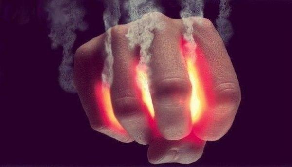 С каждым такое было. Молча стоишь.Улыбаешься. А боль изнутри ломает рёбра.