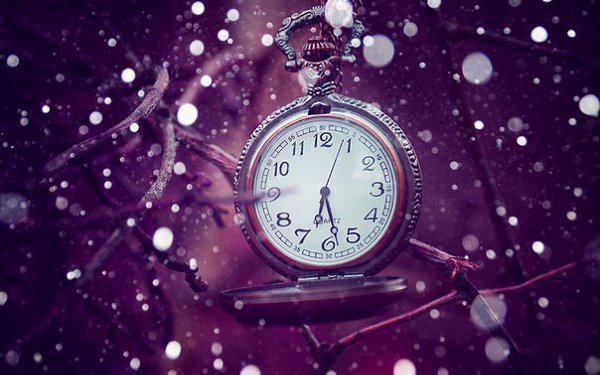 Посмотри на часы. Стрелки бегут только вперед. А знаешь почему? Потому что прошлое уже не имеет ...
