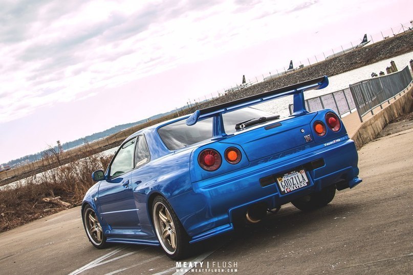 x2 Nissan Skyline GT-R R34. - 7