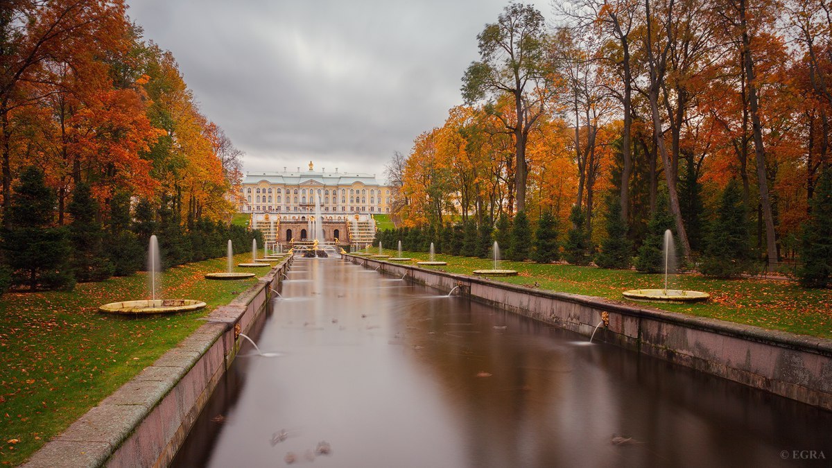 Петродворец в Петергофе осень