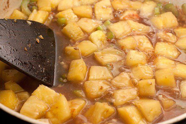 Жареный лосось с ананасами и розовым шампанским.Ингредиенты:Ананас свежий очищенный — 300 гСельдерей ... - 4