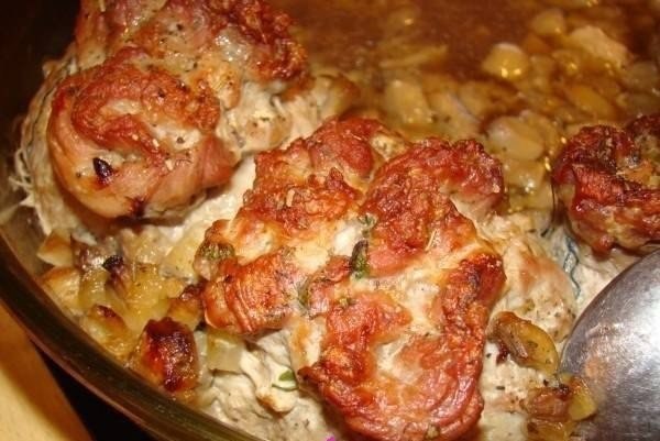 Мясо по-грузински.Ингредиенты:1 килограмм мяса1 ложка сметаныЗелень (петрушки, укропа, розмарина, ...
