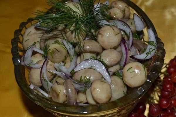 Вкуснейшие шампиньоны! Ингредиенты: шампиньоны каперсы мелко нарезанный чеснок несколько маленьких ...