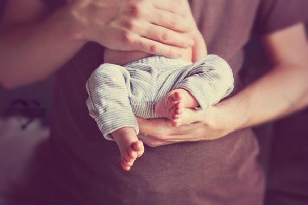 Когда в дом входит женщина - там становится светло, когда входит мужчина - становится тепло, а когда ...