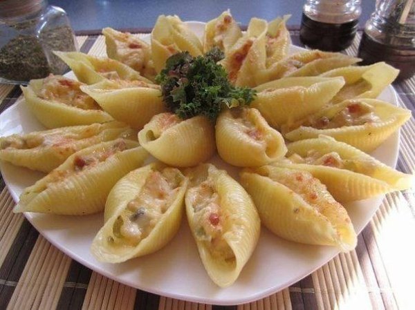 ЖЮЛЬЕН В БОЛЬШИХ РАКУШКАХ ? Ингредиенты: ? 1 куриная грудка ? 400 гр шампиньонов ? 1 большая ...