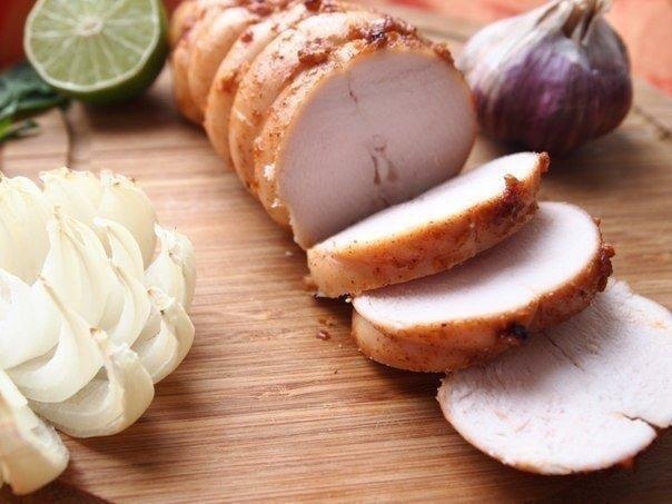 Куриная пастрома.Ингредиенты: 1 шт. грудка куриная (без кости) 2 ст. молоко коровье 3 ч.л. соль 1 ...