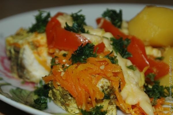 Атлантида с сыром и овощами на пару.Ингредиенты: Атлантида – 2 шт. (1 кг)Помидоры – 3 шт.Сыр — 100 ...