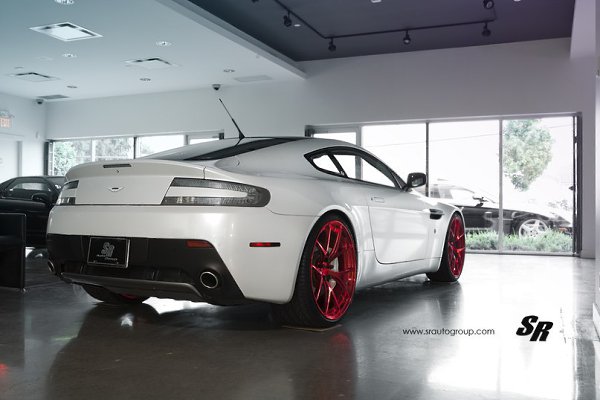 Aston Martin Vantage - 2