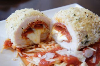 Куриный рулет по-итальянски.Вам понадобится:куриная грудка – 4 шт.пепперони – 70 гсыр Моцарелла – 70 ...