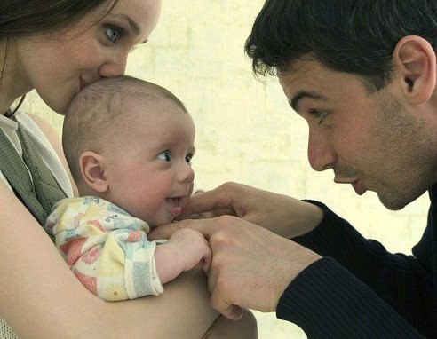 Опросы показали, что мужчины, которые каждый день целуют своих жен перед выходом на работу, имеют ...
