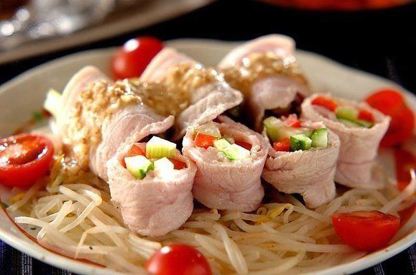 ВЕТЧИННЫЕ РУЛЕТЫ С ОВОЩАМИ.Ингредиенты:Сельдерей корневой 50 гПерец сладкий красный (паприка) 50 ...