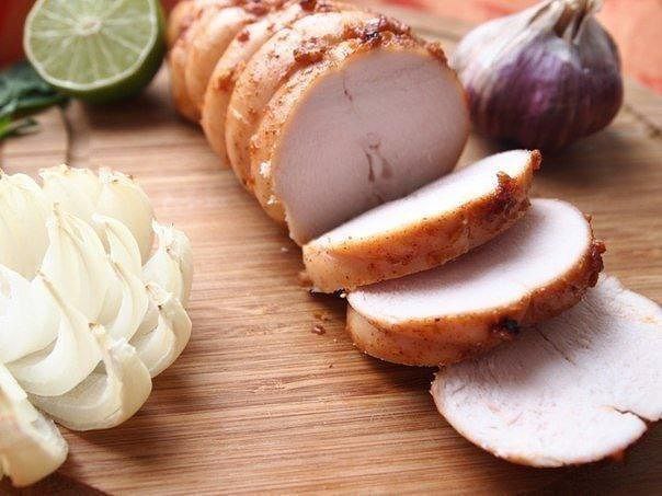Куриная пастрома.Ингредиенты: 1 шт. грудка куриная (без кости) 2 ст. молоко коровье 3 ч.л. соль 1 ...