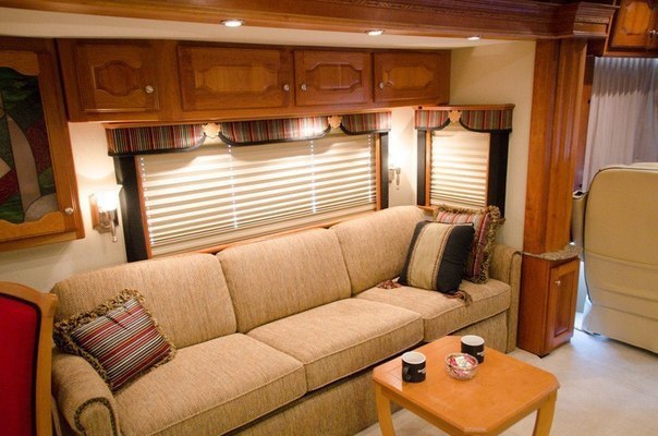 Country Coach Intrigue 525 HP Turbo Diesel - 5