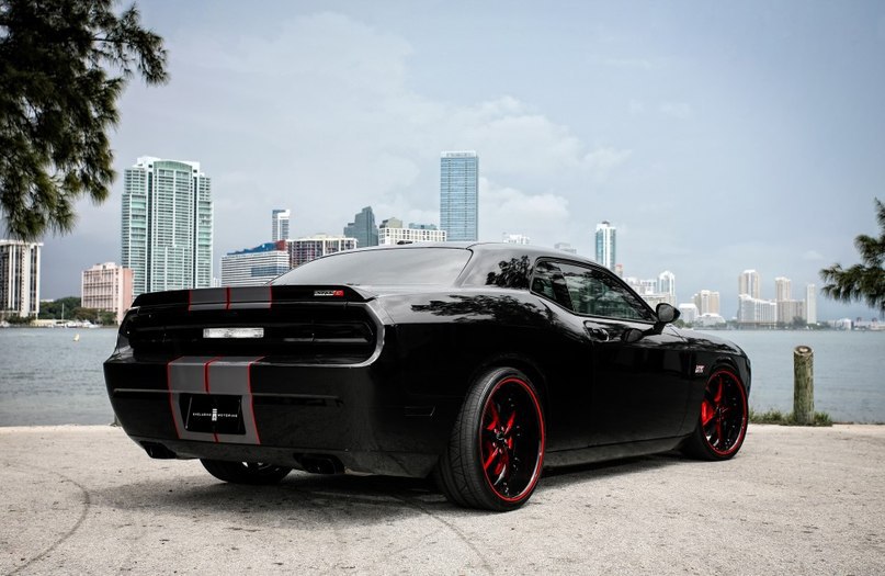 Dodge Challenger SRT8. - 4