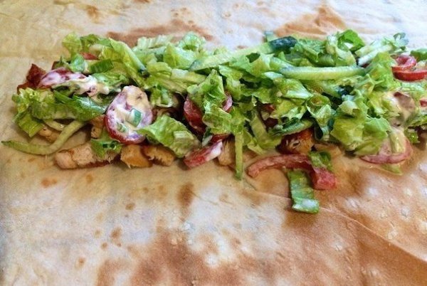 Летняя закуска из лаваша и жаренной курочки.Ингредиенты:· Лаваш тонкий - 3 шт.· Куриная грудка или ... - 5
