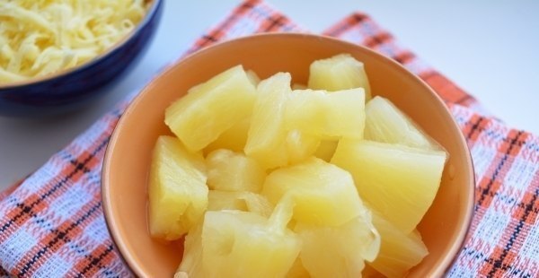 Рулетики из свинины с ананасами и сыром.Ингредиенты:Свиная вырезка с тонкой жировой прослойкой - 1 ... - 4
