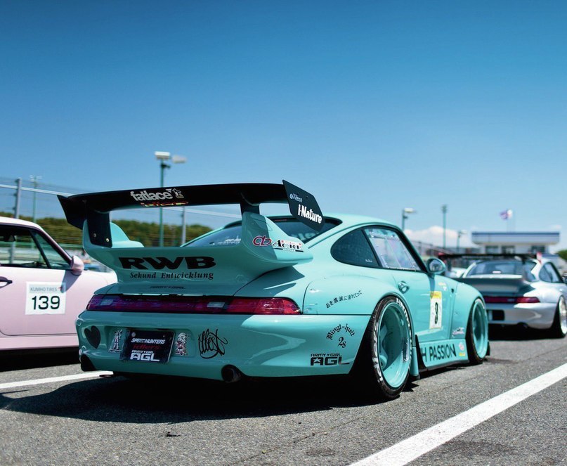 Porsche 911 RWB.