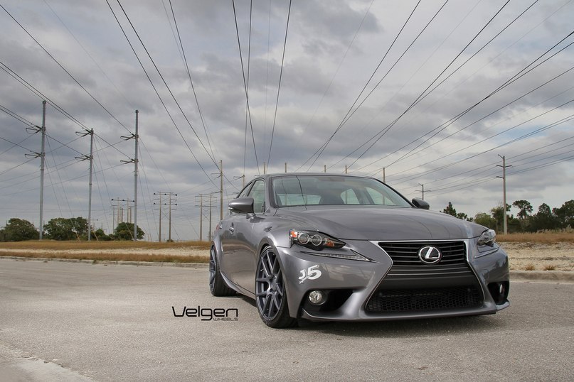 Lexus IS.